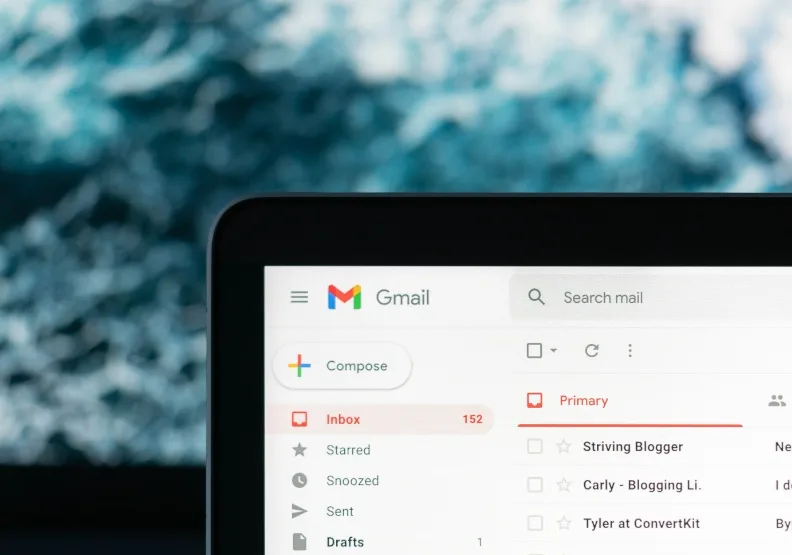 GoogleWorkspace指出近期將推出多款上班族適用的新AI服務，其中包括利用生成式AI寫Gmail。Unsplash by Justin Morgan