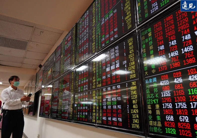 「ETF」指數型基金堪稱台股吸金大咖，不只入手價位門檻低，手續費也相對低，還可透過定期定額領息再投入累積複利。（僅為情境圖）陳之俊攝