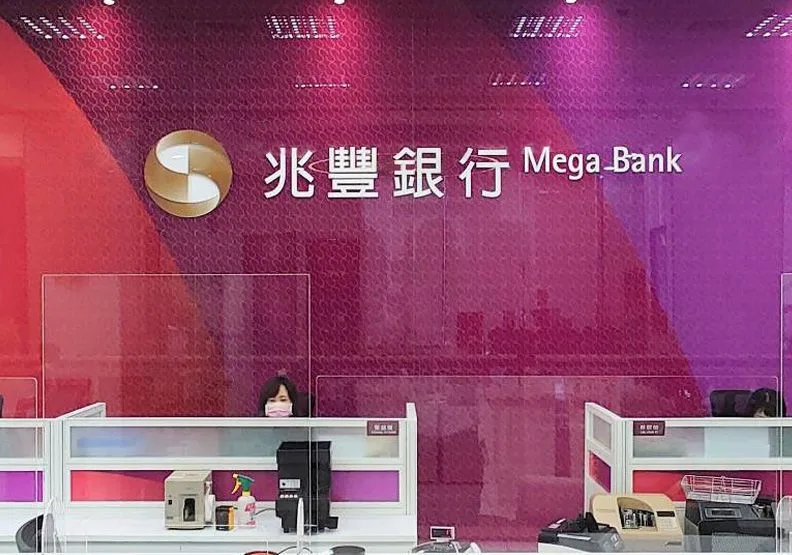 金控業者2022年接連遭遇了升息、防疫險慘賠、股債齊跌等亂流，普遍獲利都有大幅下滑的趨勢，也讓今年的股利政策格外受到矚目。兆豐提供