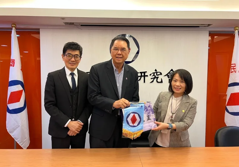 「元智大學X遠見 ESG永續領航課程」提供ESG高效便捷的學習。工商建研會總執行長王艾德、理事長江溫良、元智大學教授尤淨纓(由左至右) 
