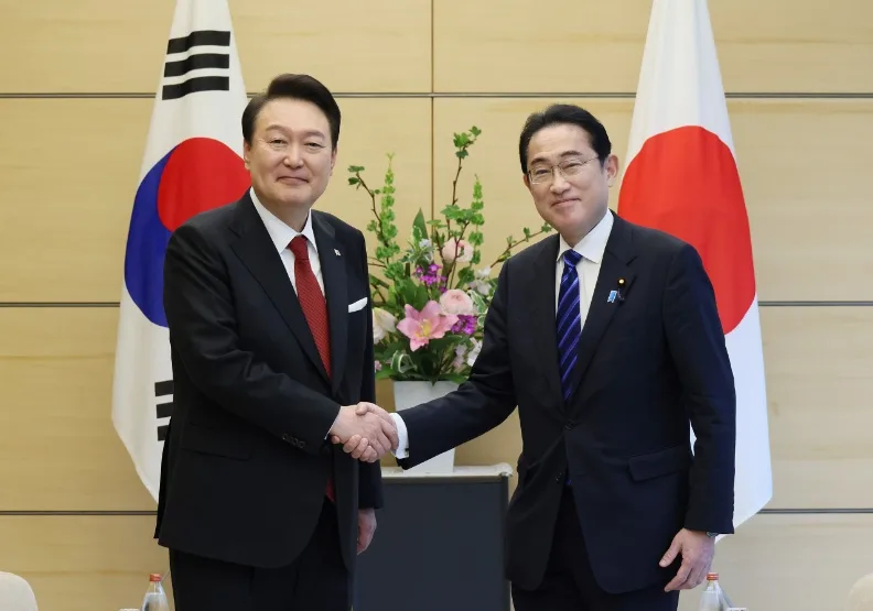 三月底尹錫悅（左）訪日，與日本首相岸田文雄（右）會面。取自日本首相官邸官網