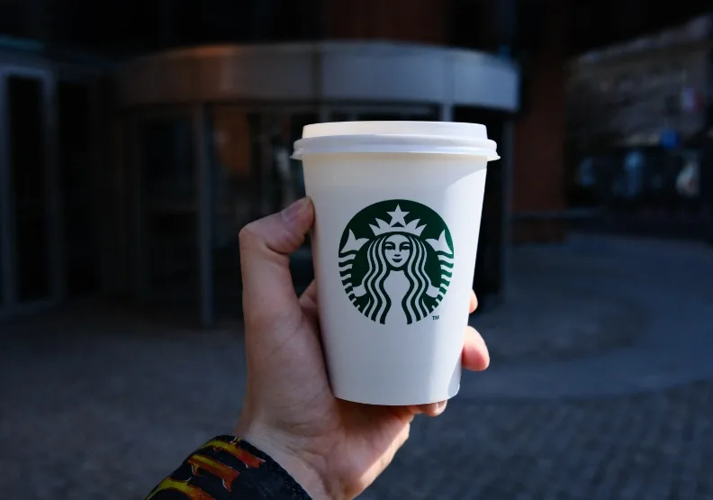 3月25日補班日，國內店家紛紛推出專屬優惠。Unsplash by Komarov Egor 🇺🇦 
