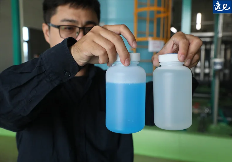 鮮豔的硫酸銅廢水，經過還原再生後變回清澈，可再回到製程應用。蘇義傑攝