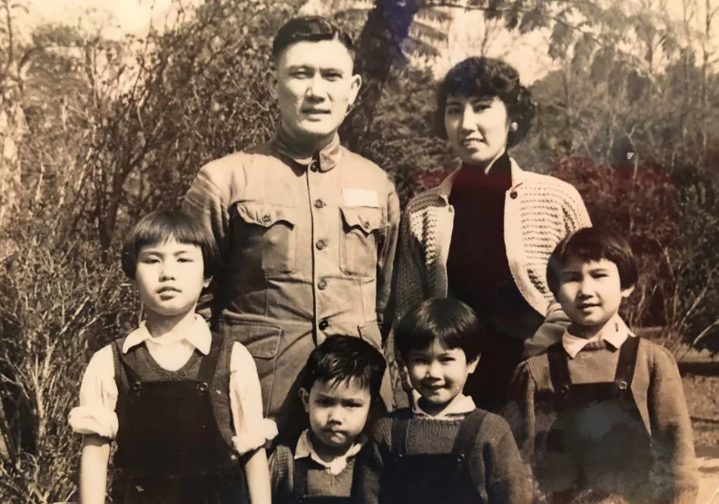 前總統馬英九一家人合照，後排左為其父親馬鶴凌、右為母親秦厚修。取自馬英九臉書