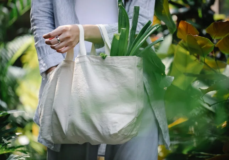 在可重複使用、非一次性用品中，民眾會自備的品項以環保袋最多。（僅為情境示意）Pexels by Sarah Chai