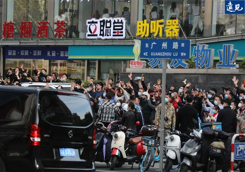 大陸民眾興致勃勃，把「看馬英九」當成一個新興景點。張智傑攝