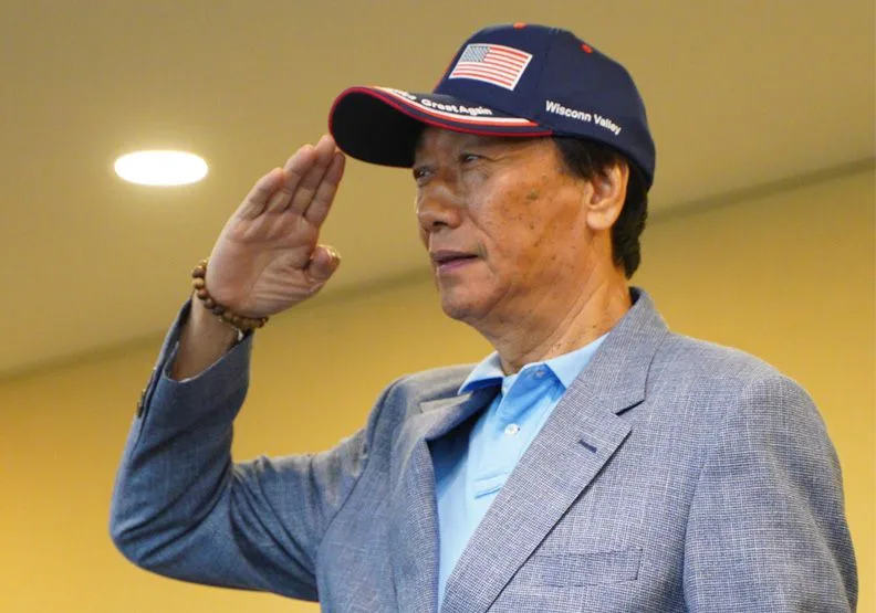 郭台銘向藍營鞠躬道歉，爭取藍提名選總統、若侯獲提名會支持。賴永祥攝