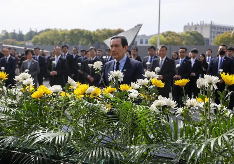 前總統馬英九在南京大屠殺紀念館外進行祭奠儀式。馬英九辦公室提供