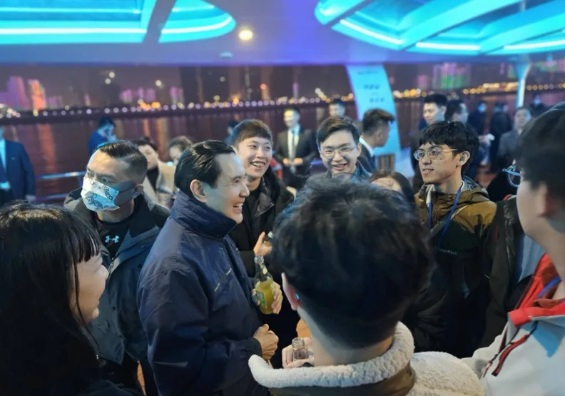 馬英九手上拿著一瓶飲料，狀似台灣常見的啤酒瓶，其實是荔枝汽水。廖元豪提供