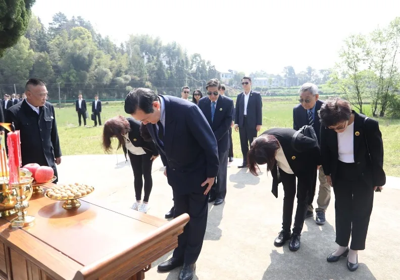 前總統馬英九率手足前往湘潭祖墳祭拜。馬英九辦公室提供