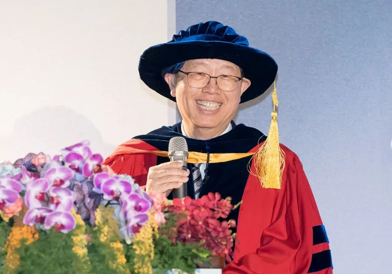 鴻海科技集團董事長劉揚偉今獲國立陽明交通大學頒發理學名譽博士及管理學名譽博士雙學位。鴻海提供