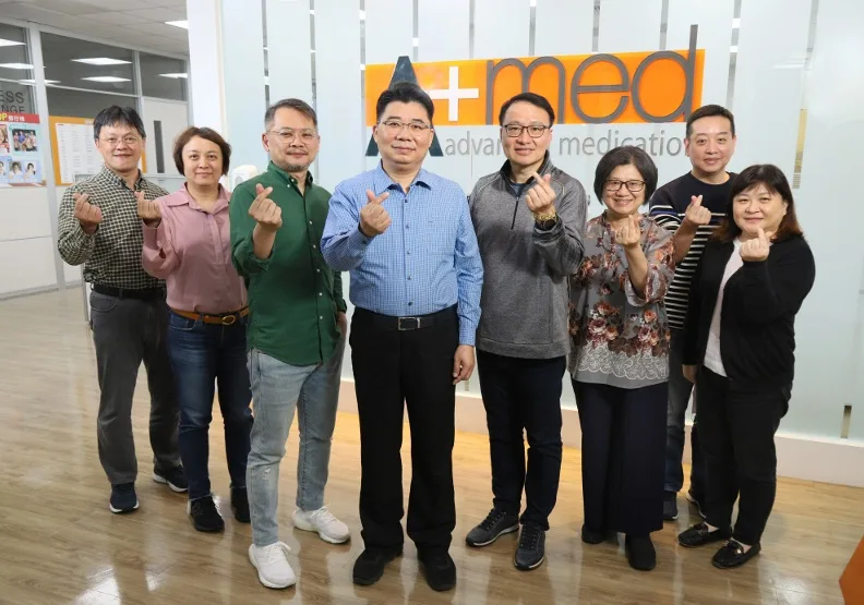 圖 /董事長王耀乾(中)帶領同仁夥伴邁向15周年，長期致力於傷口照護為大眾提升健康永續美好生活。