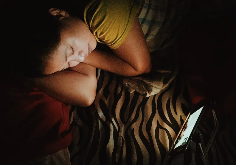 手機的藍光對睡眠的影響，其實沒有想像中那麼大。Photo by ethan on Unsplash
