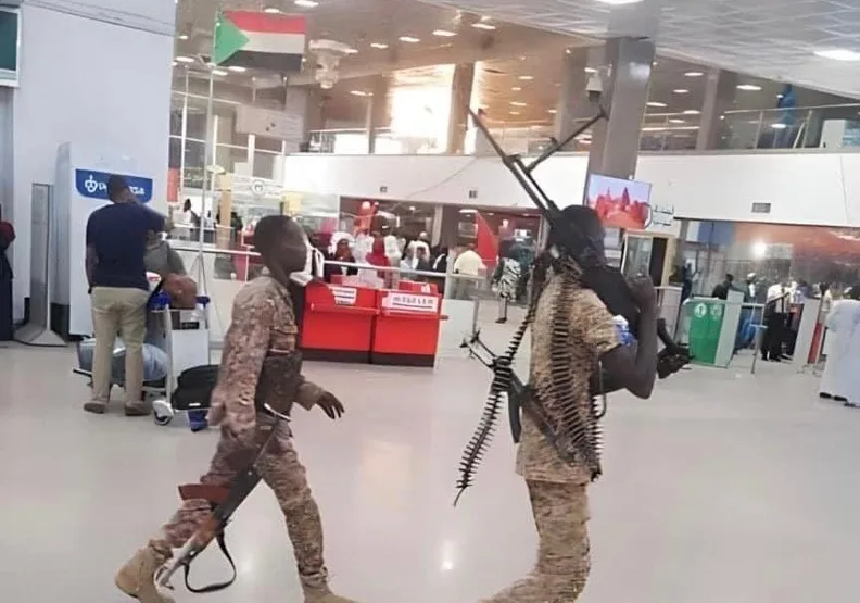 蘇丹準軍事組織快速支援部隊（RSF）與正規軍交火，並佔領當地機場。取自@301military twitter