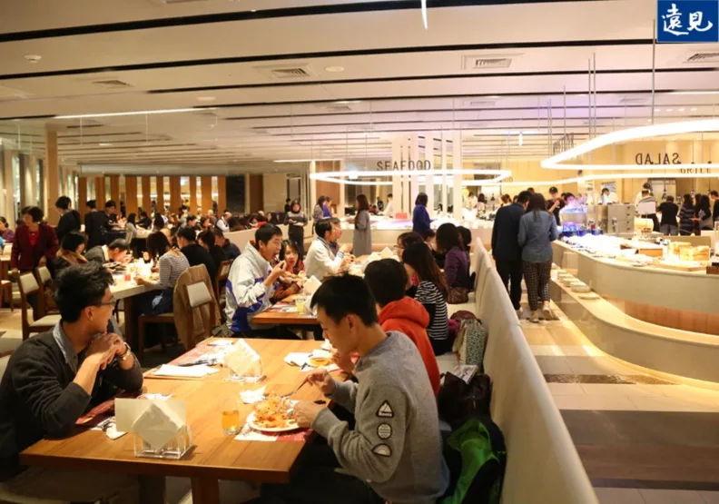 經濟部試辦餐飲業早、午、晚用餐時段「限溫23度」的規定，違規者將罰2至10萬元。情境示意圖。賴永祥攝