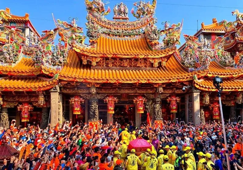 信徒稱「閃亮三姐妹」：白沙屯拱天宮的白沙屯媽、山邊媽祖宮的「山邊媽」與大甲鎮瀾宮的「大甲媽」喜相會。（圖／FB@大甲鎮瀾宮）