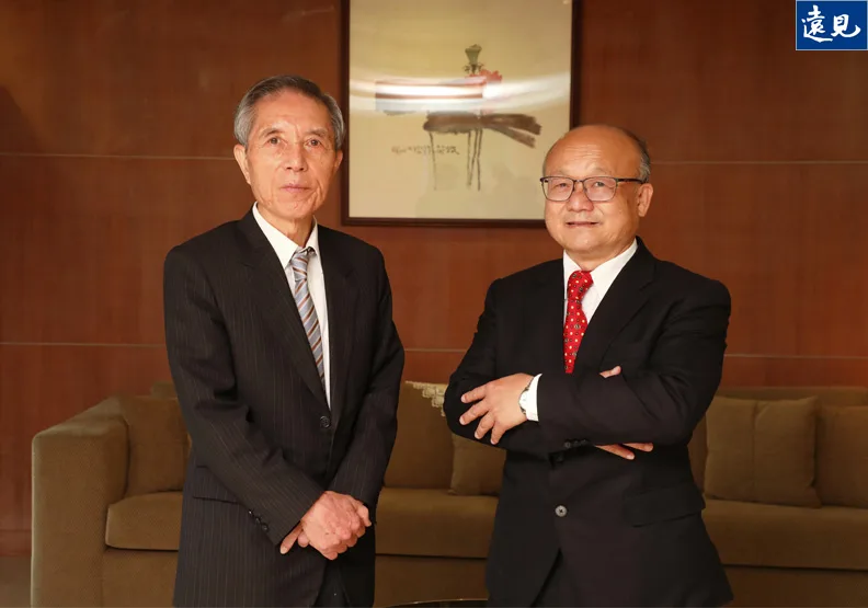 左為崇右影藝科大董事長林金水、右為校長蕭源都。蘇義傑攝