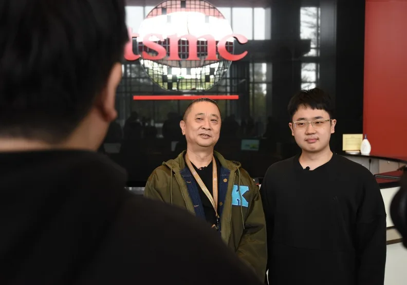 藝人邰智源帶學霸兒子邰靖拍攝《木曜4超玩》，體驗台積電的新人訓練中心課程。取自木曜4超玩臉書