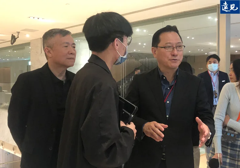 鴻海電動車策略長關潤（右）、MIH執行長鄭顯聰（左）與學生交流作品。陳品融攝