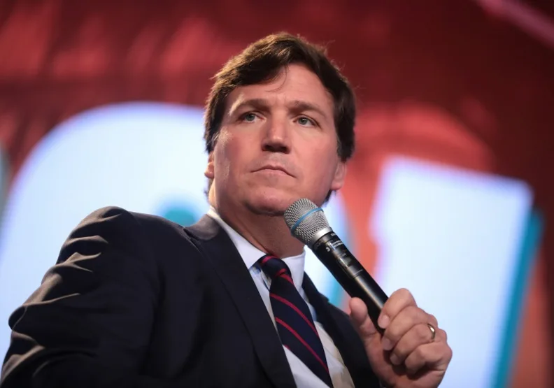 福斯新聞網宣布與頭牌主持人卡爾森（Tucker Carlson）分手。Flickr by Gage Skidmore