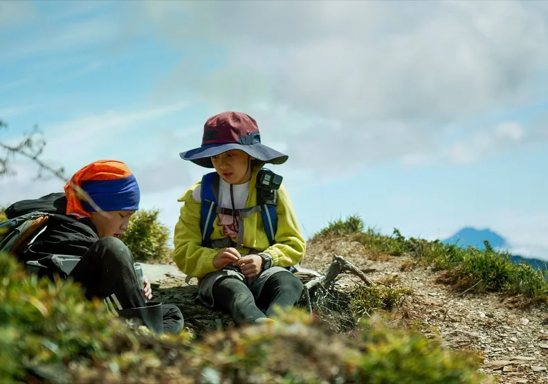 兒少實境節目《登山總動員》，讓兩兩一組的國小學童在不設限的山林場域中，自行決定想要的冒險方式。富邦文教基金會提供