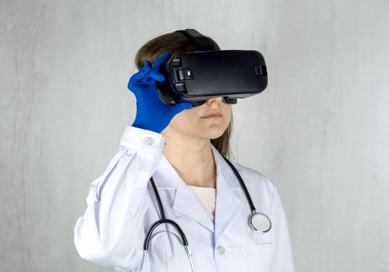 在「醫療元宇宙」中，戴上VR眼鏡，加上AR、MR技術，電腦斷層（CT）或磁振造影（MRI）的醫療影像可以立體化與彩色化，並立即看出身體病灶。圖為示意圖。Unsplash by Bermix Studio