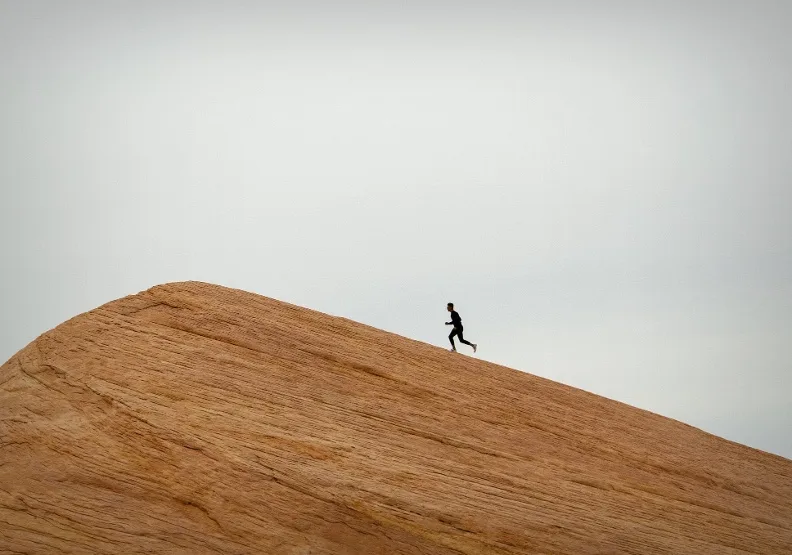 千里之行，從專注小步快跑開始。（情境圖）取自Unsplash