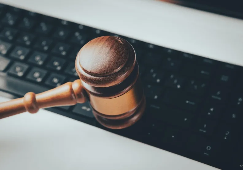 近期，因為網路內容防護機構iWIN，通知網路業者協助下架涉及「幼態／兒少」性相關的虛擬創作，引發爭議。Unsplash by Sasun Bughdaryan