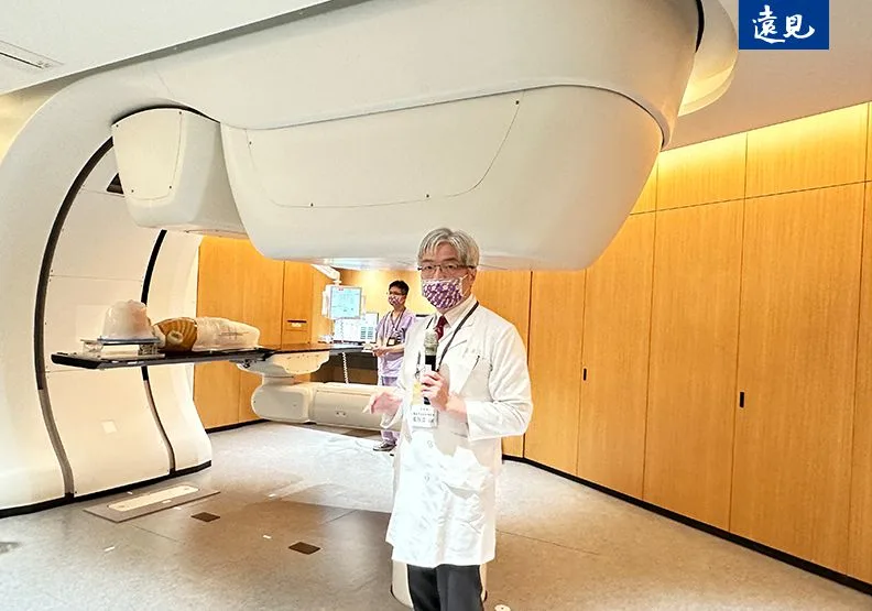 臺北榮總結合重粒子放射治療與其它治療方式，包括：外科手術、化療、光子治療、標靶治療、免疫療法等，提供跨專科且更完整的全方位癌症治療。李加祈攝