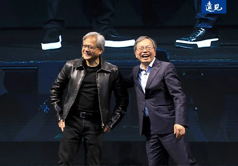 黃仁勳於美超微創辦人梁見後主題演講之中現身。張智傑攝