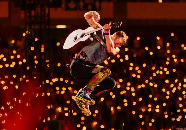 近日，英倫天團COLDPLAY也宣布要到高雄開十萬人演唱會。取自IG@coldplay