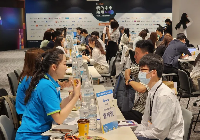 104與300位企業人資提供社會新鮮人免費履歷健檢。胡華勝攝影