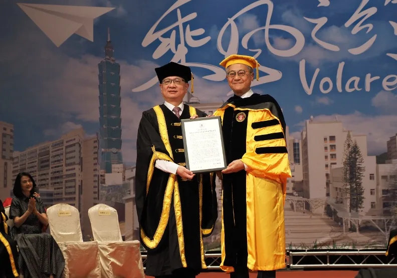 台北醫學大學5日舉行畢業典禮，典禮中，台新金控董事長吳東亮獲頒台北醫學大學名譽博士。台北醫學大學提供