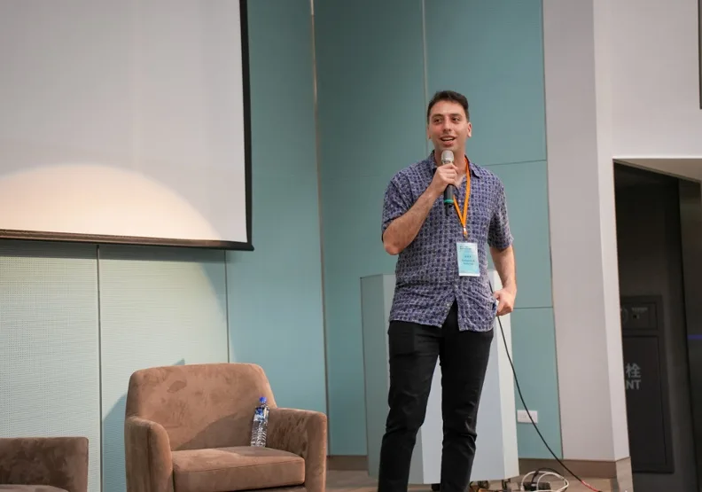 OpenAI公司執行長技術顧問穆罕默德（Mohammad Bavarian）分享教育界使用AI的建議方式。政大提供