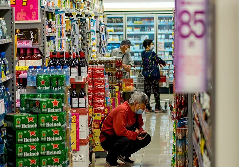 2023年3月後景氣仍低迷，民眾購物更趨於謹慎、花錢變得保守。 unsplash by Big Dodzy