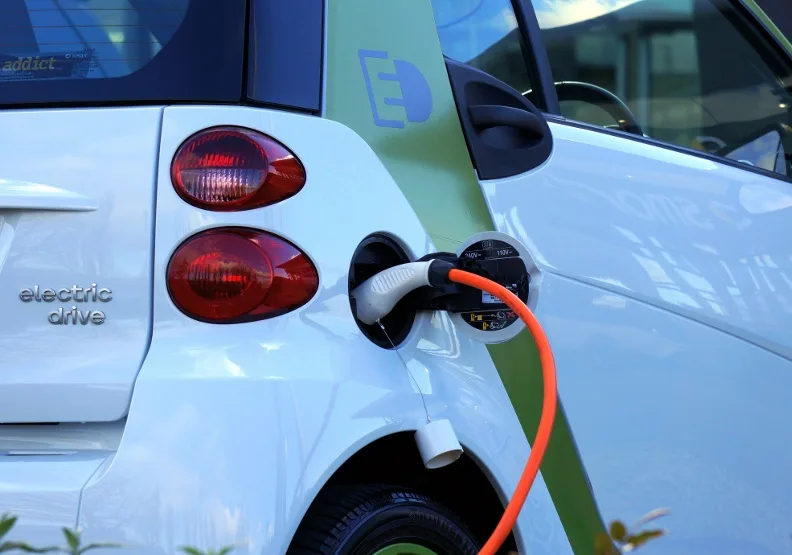 挪威在2022年售出近14萬台電動車，占年度汽車銷量的79.3％。取自Pexels