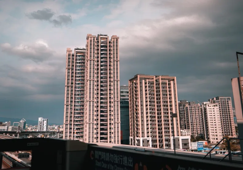 近年來，只要媒體披露房地產「實價登錄」（簡稱實登）創新高的個案，就會被下架。從此找不到該筆交易紀錄，船過水無痕。僅為情境配圖，取自Unsplash