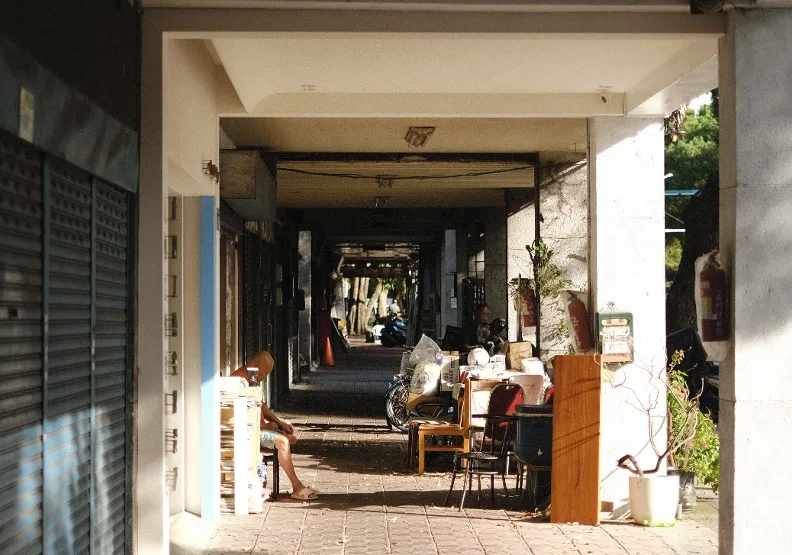 首都台北不僅在六都之中65歲以上高齡比例居冠，連低收入戶比例也創新高。圖僅為示意。Unsplash by Eric BARBEAU