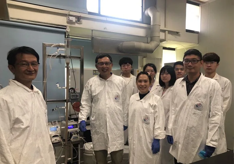 圖/ 國外學者訪問環安系實驗室—流體化床儀器設備介紹（左二為洪肇嘉特聘教授，雲科大提供）
