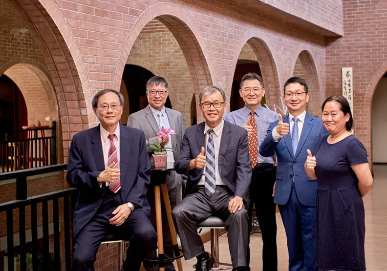 圖 /6G通訊與感測研究中心主持人翁金輅、代謝異常脂肪肝卓越研究中心主持人余明隆、校長鄭英耀、永續智慧電子商務研究中心主持人邱兆民、晶體研究中心主持人周明奇及策略與人力資本研究中心共同主持人陳寶蓮。