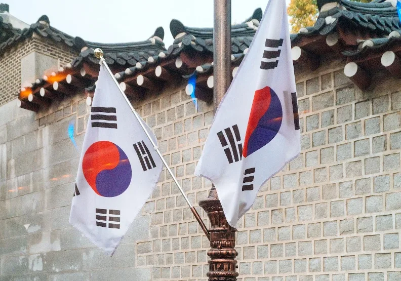 高工時和性別薪資不平等，讓南韓出生率不斷創下新低。Photo by Stephanie Nakagawa on Unsplash