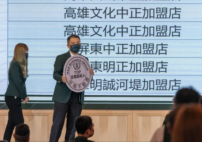 數位房仲江炳賞在工作中活用數位能力，也將ChatGPT在內工具整合至工作流程中。江炳賞提供