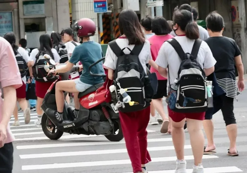 6月30日起車輛不停讓行人，加重處罰，提高罰鍰至6000元，並違規記點3點，及應受道安講習3小時。取自聯合新聞網