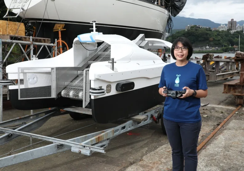 湛藍海洋聯盟和Google合作，結合Google AI讓海洋吸塵器「湛鬥機」的前鏡頭去做機器學習，辨識海洋中的垃圾。蘇義傑攝