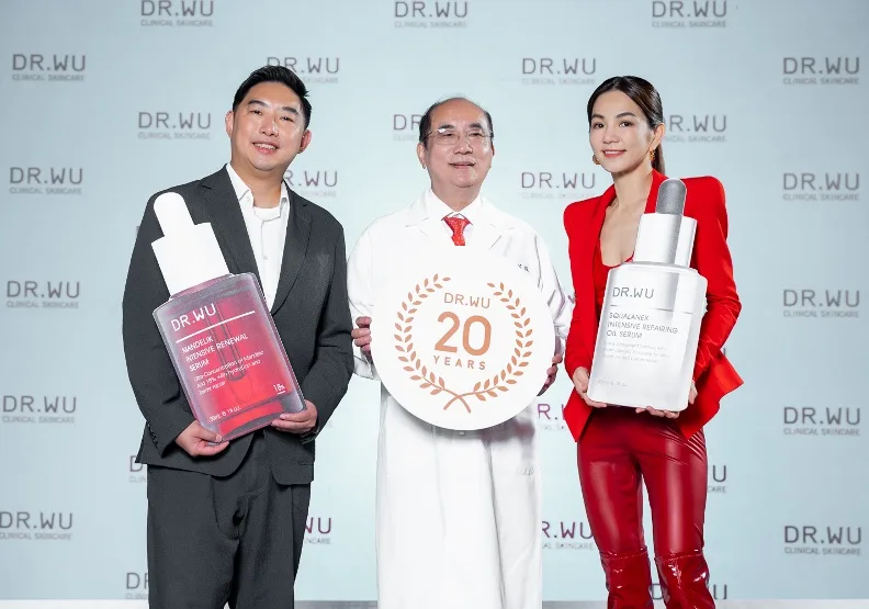 DR.WU創立20週年，宣布年度代言人為Ella（右），執行長吳奕叡（左）、創辦人吳英俊（中）表示，也要持續研發多元品項，擴增產品線。取自DR.WU臉書