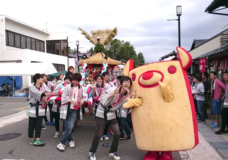 野野市市的吉祥物Notty和民眾一起參加抬神轎活動。 （圖片來源／twitter@のっティ） 