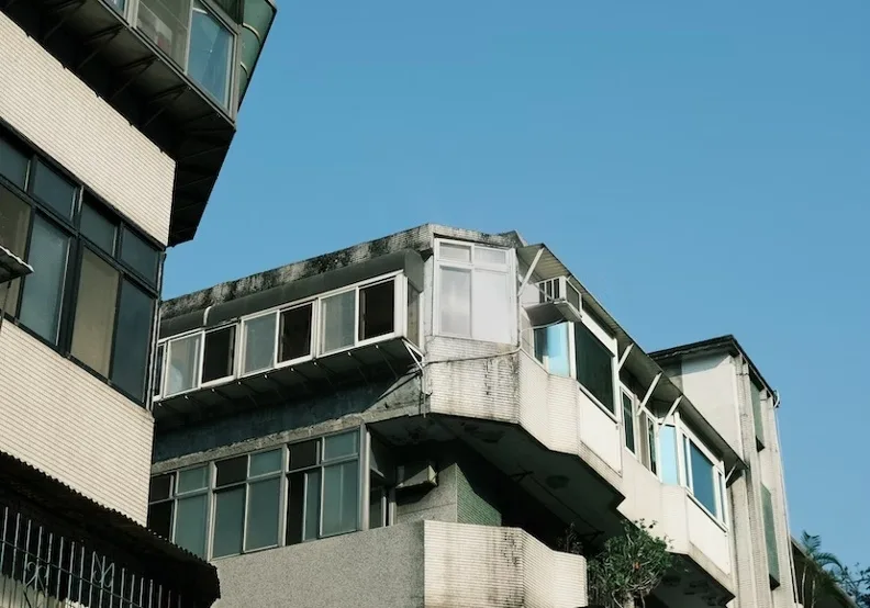 數據充份顯示台北市老屋充斥的現況。（僅為情境圖，取自unsplash）
