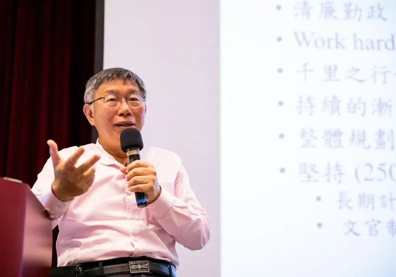 2024總統大選參選人柯文哲2022年曾在媒體專訪中提到「若選一個總統要換6000個職務，就變成共犯結構」，即所謂的「職位酬庸」。取自臉書「柯文哲」