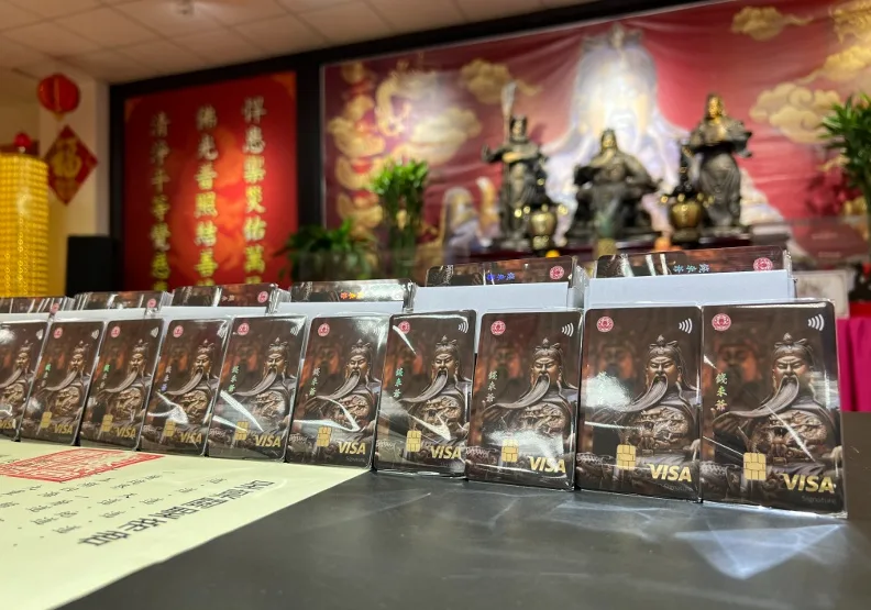 兆豐銀行關公卡每張皆經過祈福過爐及誦經加持，如同平安符可隨身攜帶保平安。兆豐銀提供