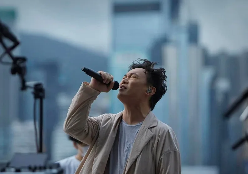 樂壇天王陳奕迅的經典歌曲，是許多人到KTV的必唱清單。（Photo Credit：FB@EasonChanOfficial）